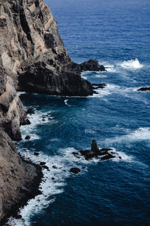 Free Majestic cliffs and ocean waves along Madeira's rugged coastline. Stock Photo