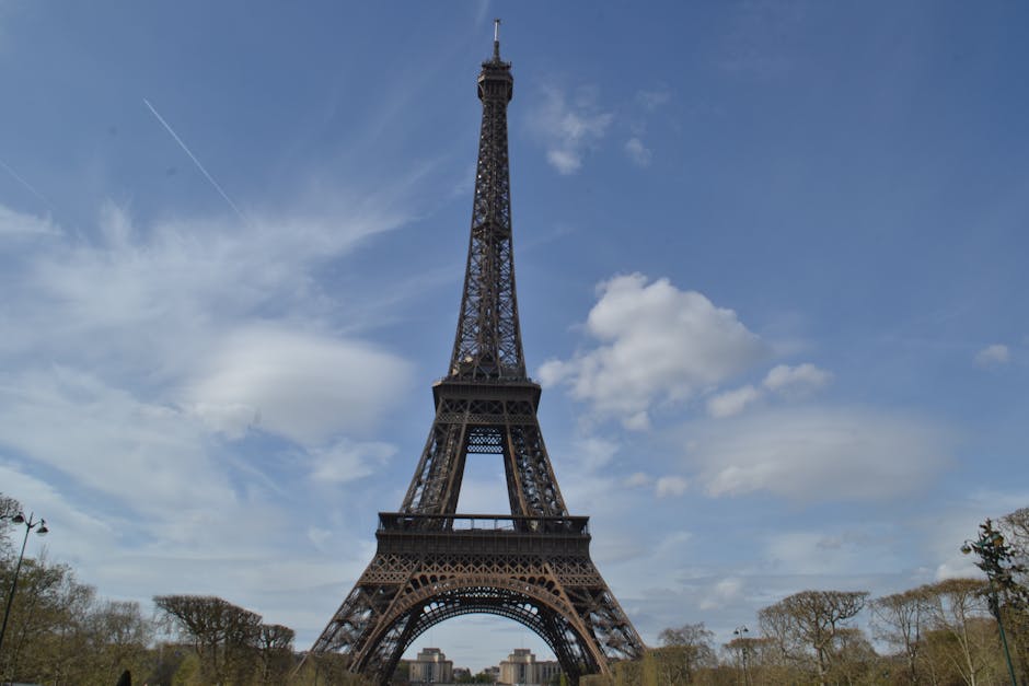Teks Deskripsi Bahasa  Inggris  Tentang Menara Eiffel 