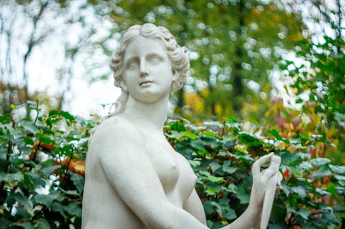 Free White Concrete Statue of a Woman Stock Photo