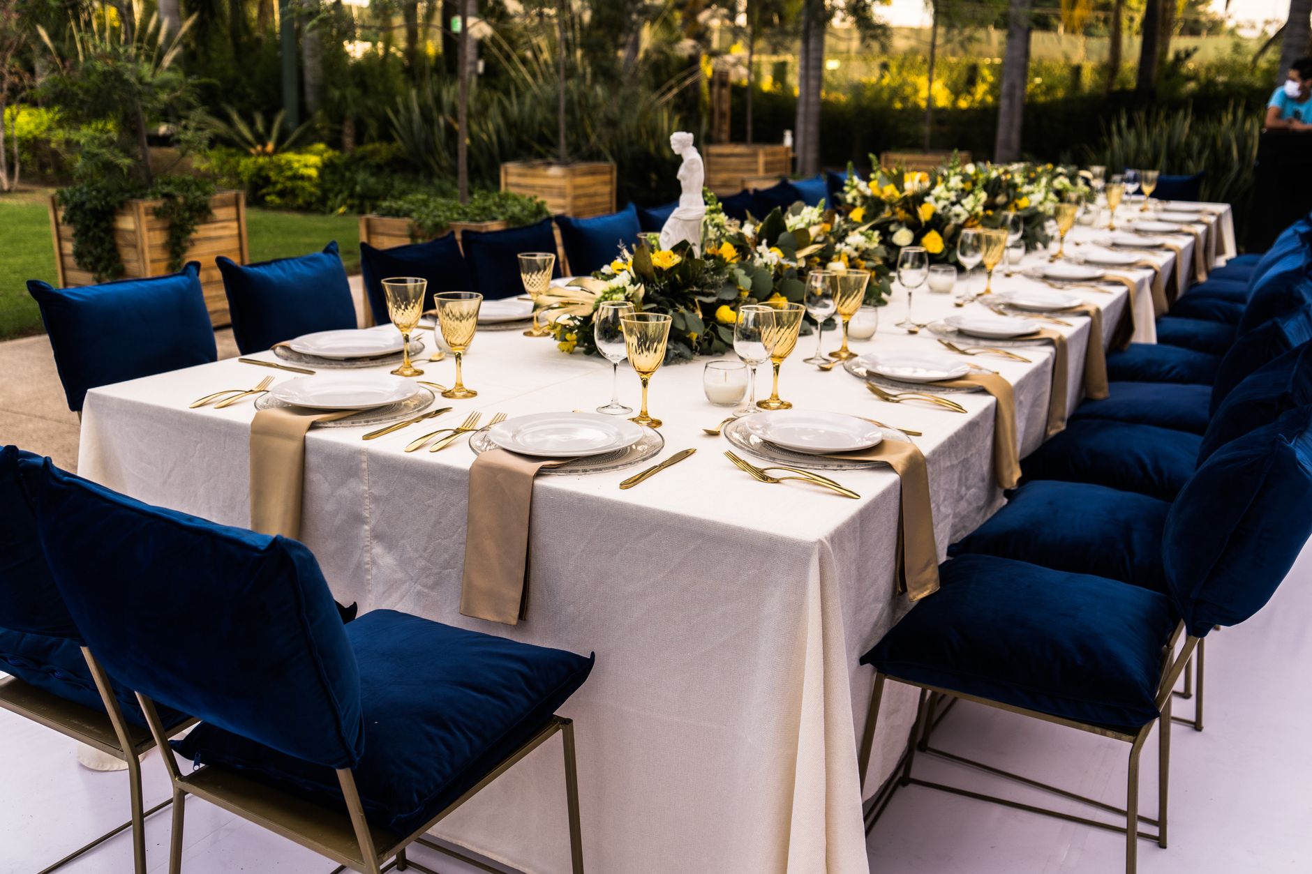 Gouna luxury wedding entertainment — A beautifully arranged outdoor dining table set for a luxury event or wedding reception.