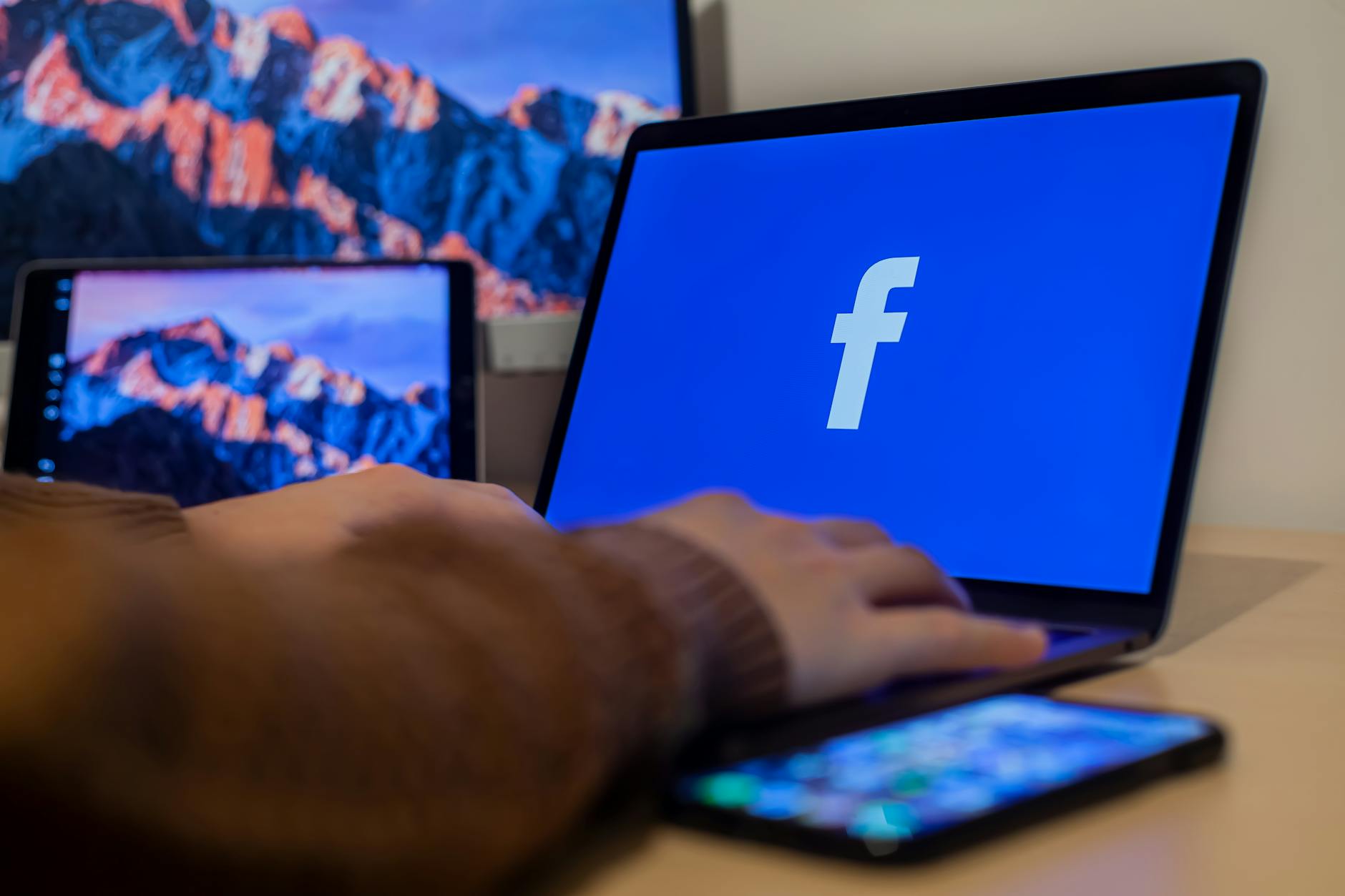 computador com o logo do facebook na tela