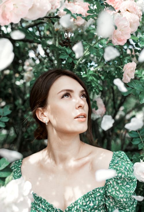 Kobieta W Zielonej Sukni Kwiatowy Stojący Pod Różowymi Kwiatami