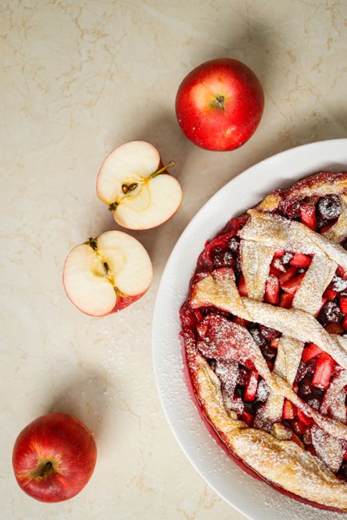 Free Overhead view of homemade apple pie with fresh apples, showcasing a classic dessert. Stock Photo