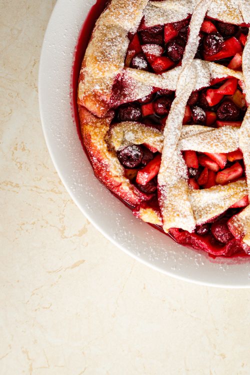 Free A delectable homemade cherry pie with a lattice crust, dusted with powdered sugar, viewed from above. Stock Photo