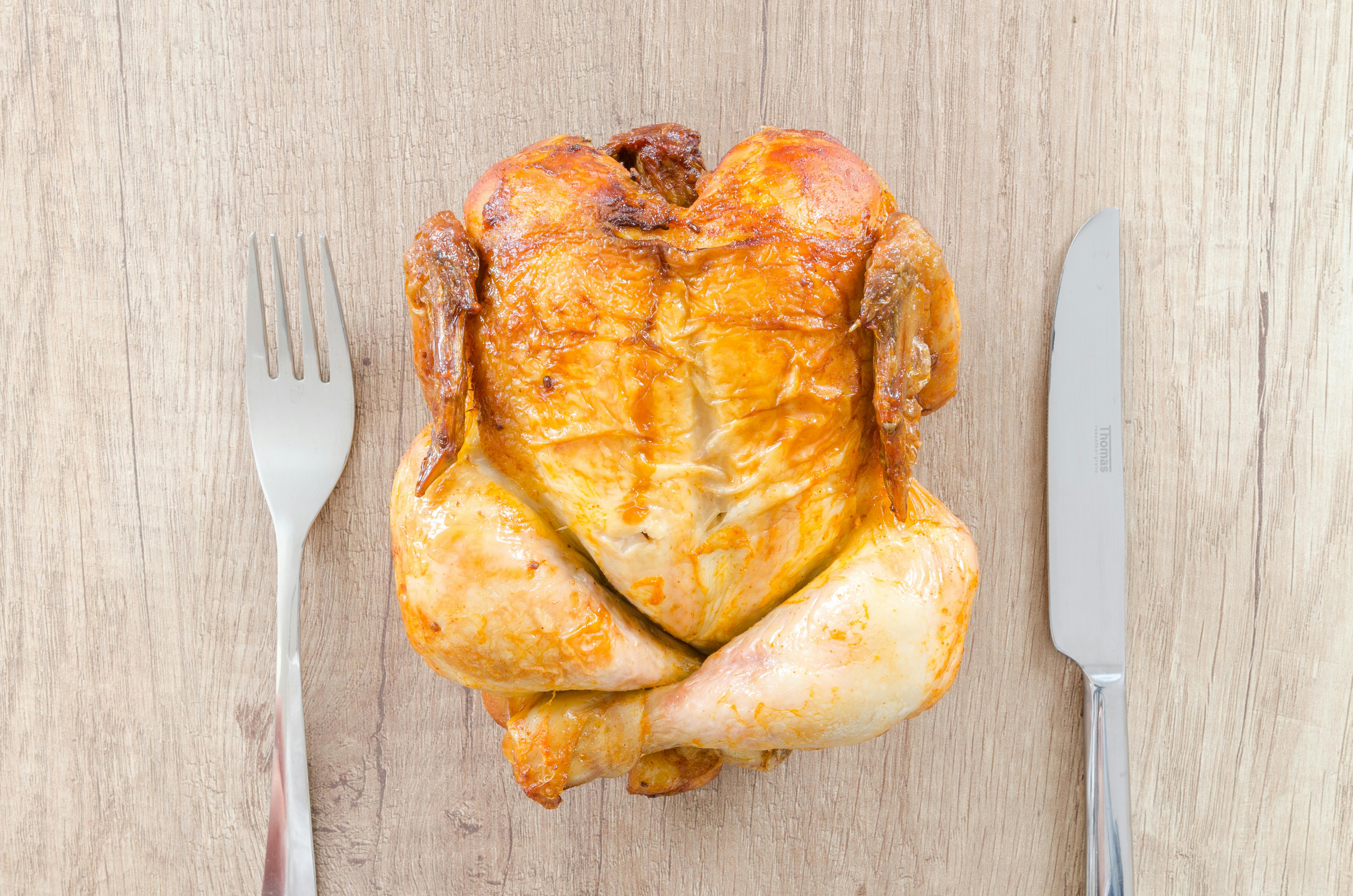 A roasted chicken. | Photo: Pexels