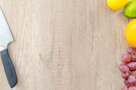 在木板上用刀展示柑橘类水果和葡萄的缤纷色彩