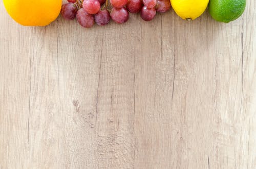 Free 茶色の表面にさまざまな色の果物 Stock Photo