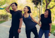 三个朋友在公园里玩耍，展现了友谊与幸福