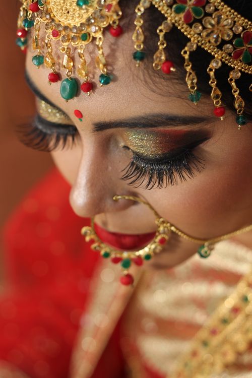 Free Close-up portrait of a traditional Indian bride adorned in elegant jewelry and attire. Stock Photo