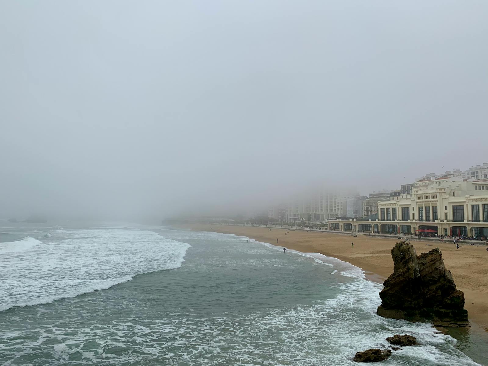 ALT: Plage de Biarritz et centre-ville, exemple de zone à forte saisonnalité