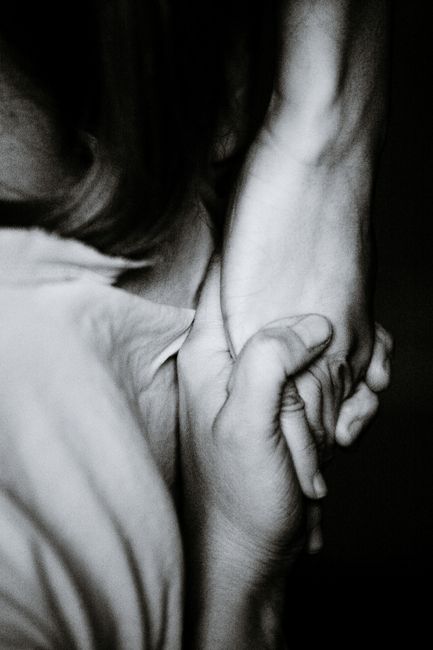 Fotomural Foto artística en blanco y negro de dos manos entrelazadas, simbolizando conexión y apoyo.