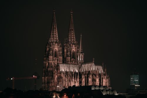 Free Stunning night view of Cologne Cathedral, showcasing gothic architecture and urban skyline. Stock Photo