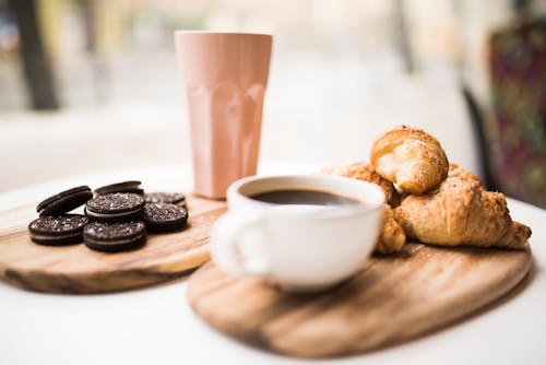 Gratis lagerfoto af bord, croissanter, kaffe