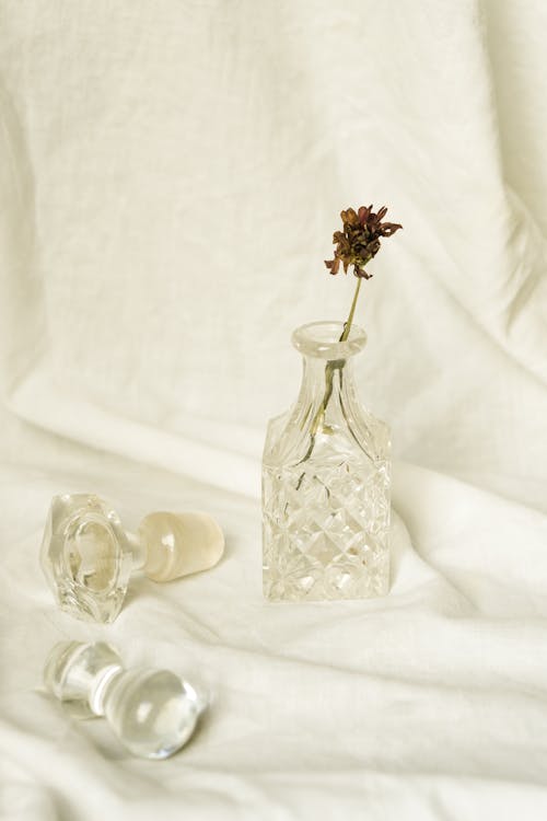 Vaso De Vidro Transparente Com Flores Brancas