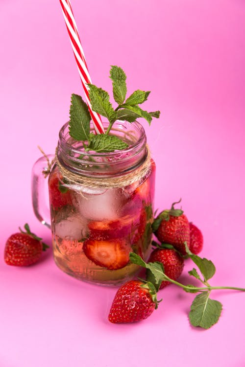 免费 透明玻璃罐装水和草莓 素材图片