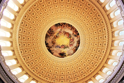 室内拍摄的美丽华丽圆顶，饰有复杂的图案和宗教艺术品