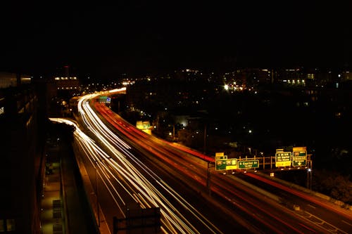 Панорамная съемка автомобилей на дороге ночью
