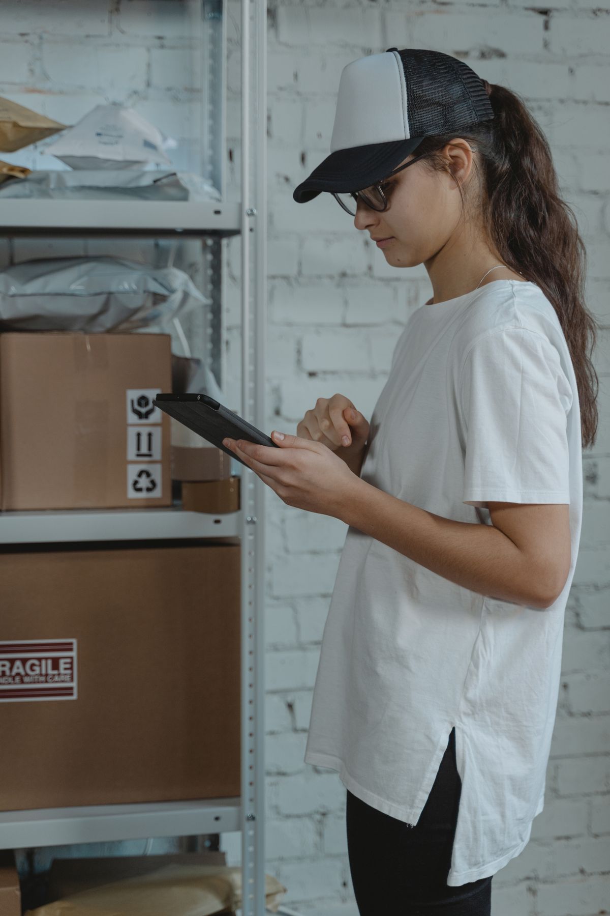 Pemilik usaha memilih aplikasi inventory untuk mengelola stok barang di tokonya