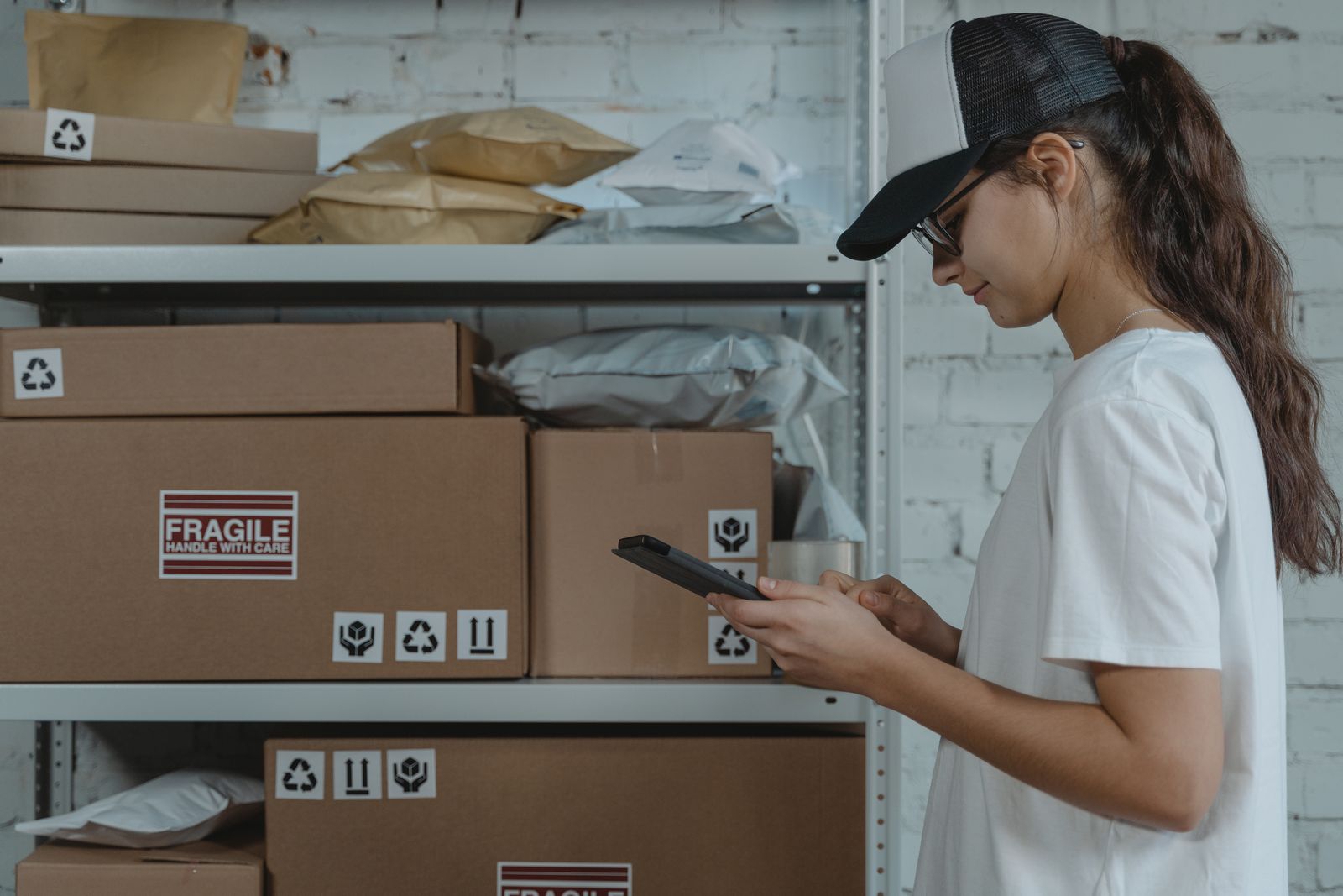Courier managing packages with a mobile device