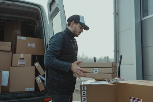 adam, çalışan, gönderi içeren Ücretsiz stok fotoğraf