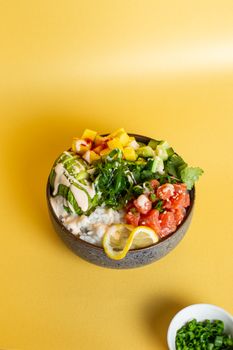 Salade de crabe et d'avocat avec vinaigrette au citron et tahini