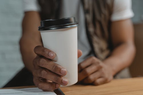 el, içki, kapatmak içeren Ücretsiz stok fotoğraf