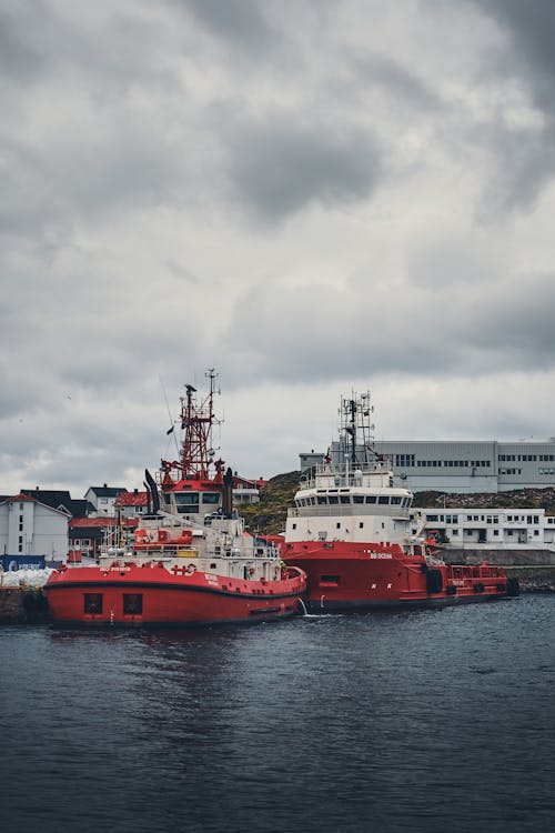 Photos gratuites de baie, bateau de pêche, ciel sombre