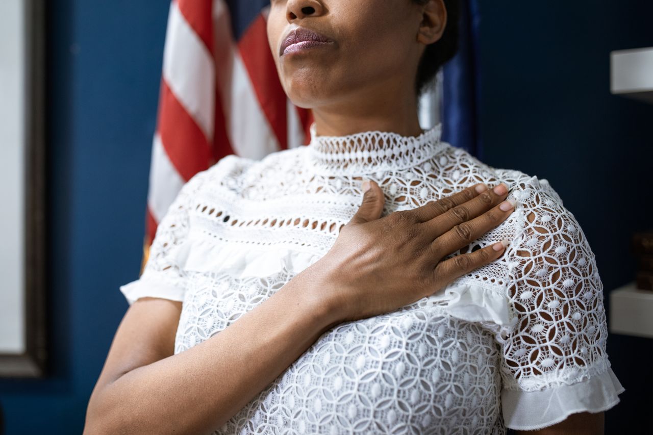 États‑Unis : Un juge exclut la responsabilité de Candace Owens dans le procès Macron