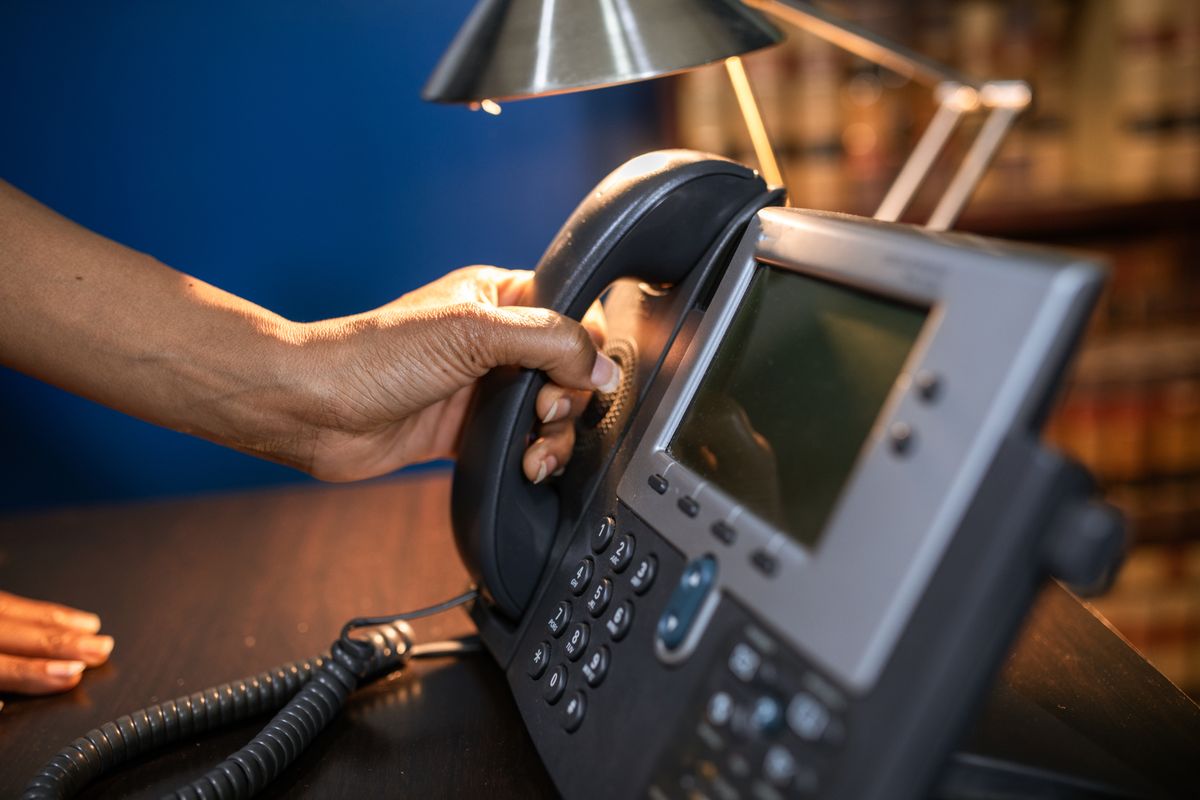 Teléfono IP de escritorio en una oficina