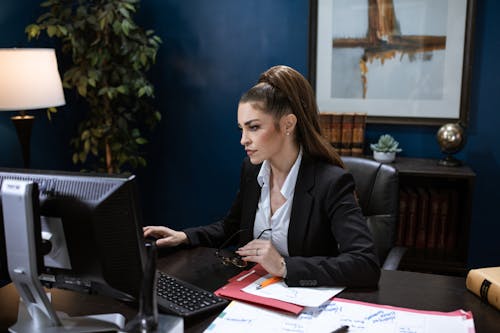 Femme En Blazer Noir Assis Sur Une Chaise Roulante De Bureau Noir