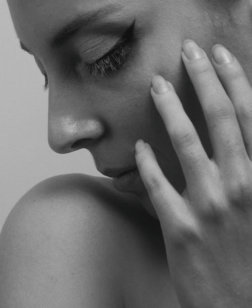 Free Grayscale Photo of Woman with Hand on Face Stock Photo
