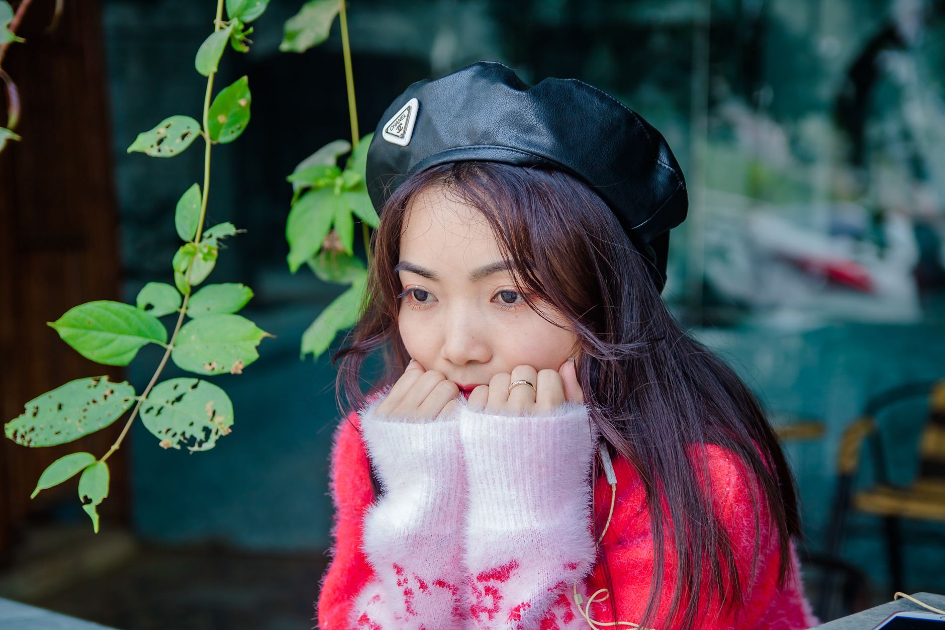Một cô gái trẻ đang suy nghĩ sâu sắc trong môi trường văn phòng.