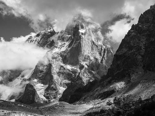 Безкоштовне стокове фото на тему «відтінки сірого, гори, краєвид»