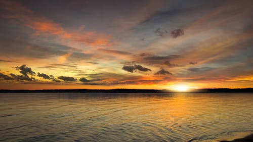 Kostenloses Stock Foto zu dämmerung, dramatischer himmel, friedlich