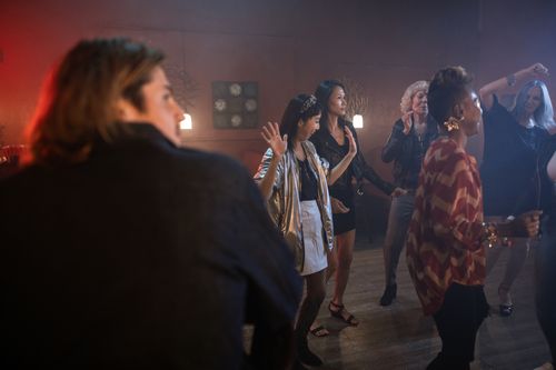 Free A lively group of friends dancing and enjoying themselves at a lively nightclub. Stock Photo