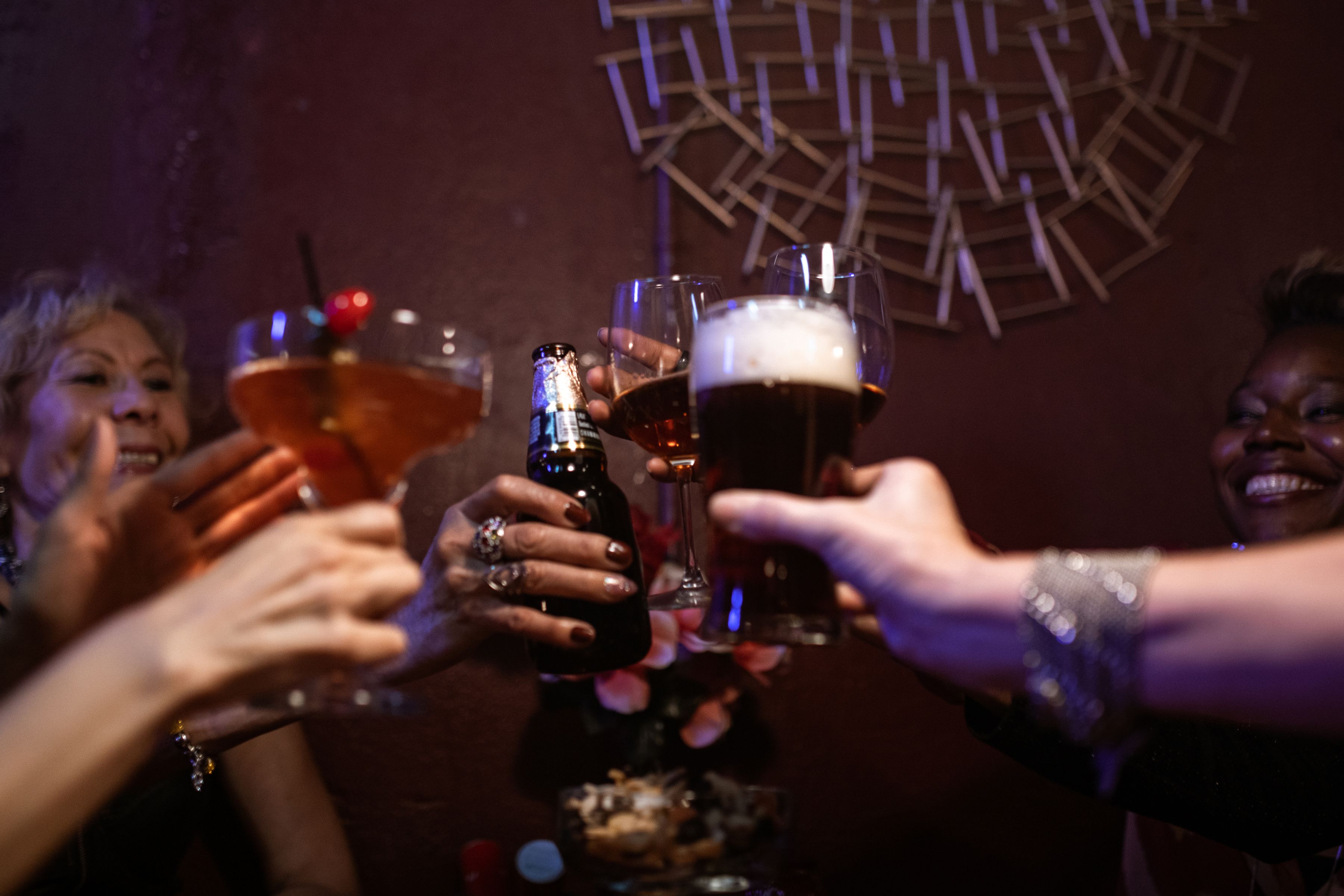 Groupe d'amis qui trinquent lors d'une soirée d'anniversaire festive
