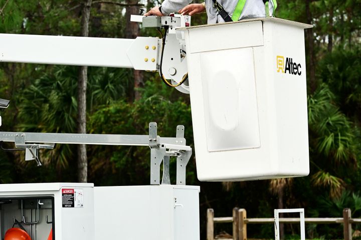 Elevating work platform on the street tree stock