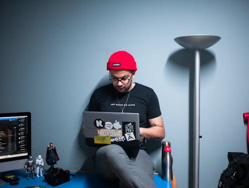 Foto profissional grátis de camisa preta, capô, computador portátil