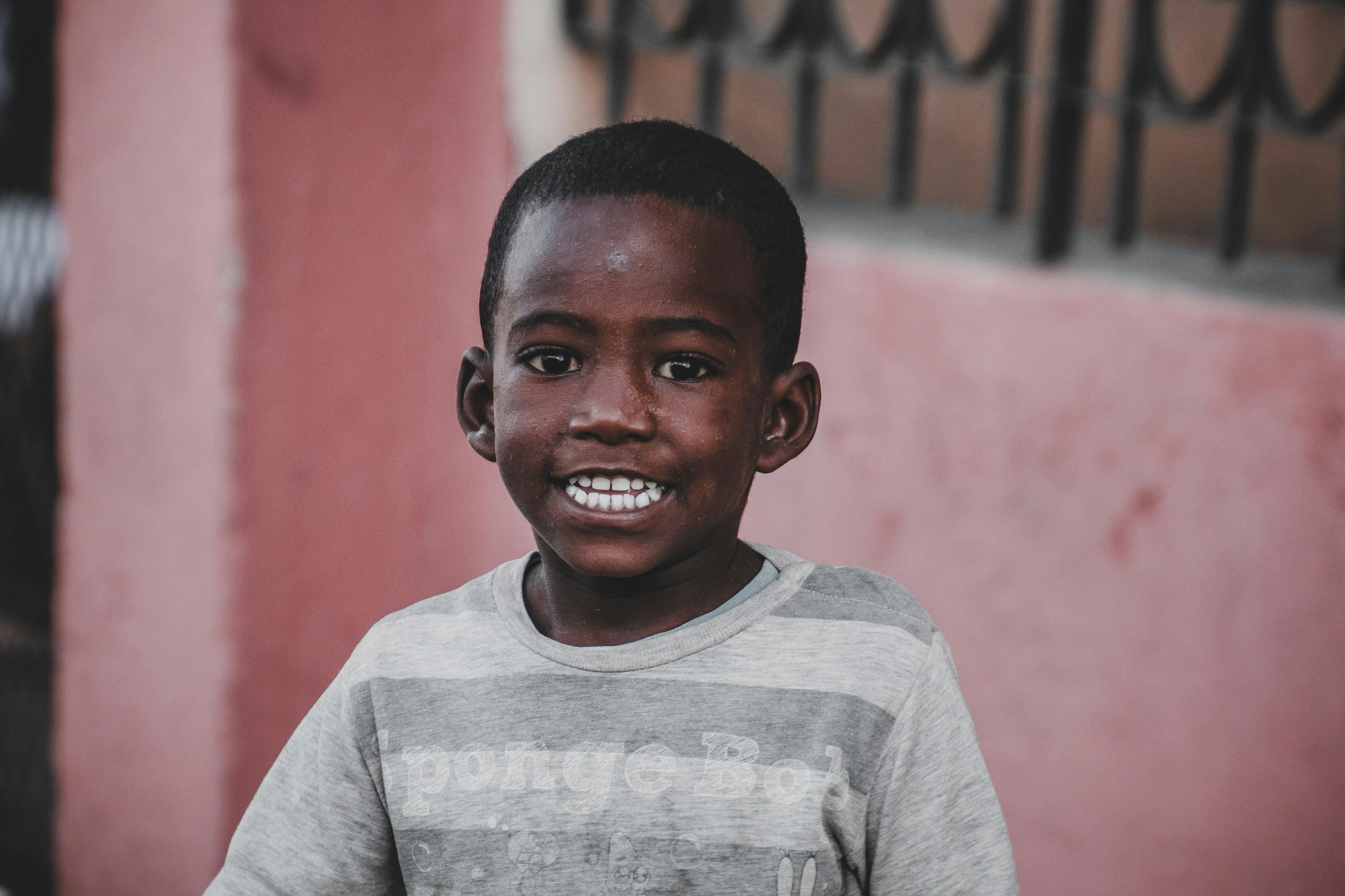 Boy Wearing Gray T-Shirt · Free Stock Photo