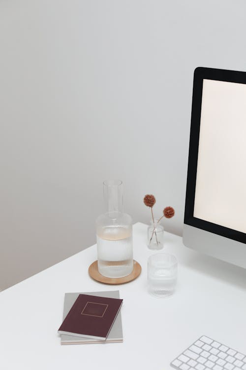 Bouteille En Verre Blanc Et Clair Sur Table Blanche