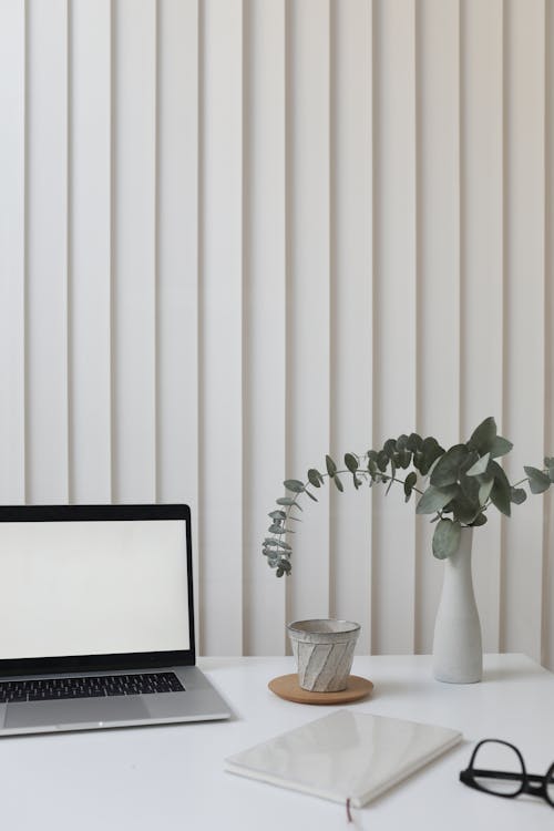 Macbook Pro Op Witte Tafel