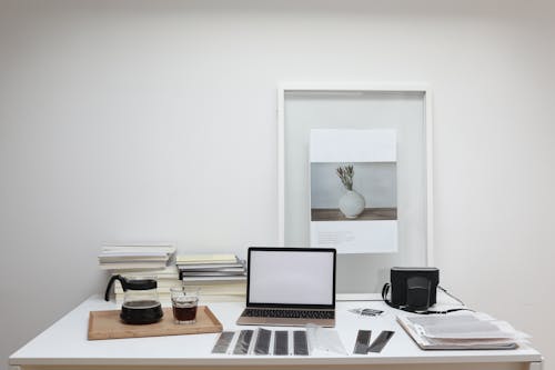 Macbook Pro Sur Table En Bois Marron