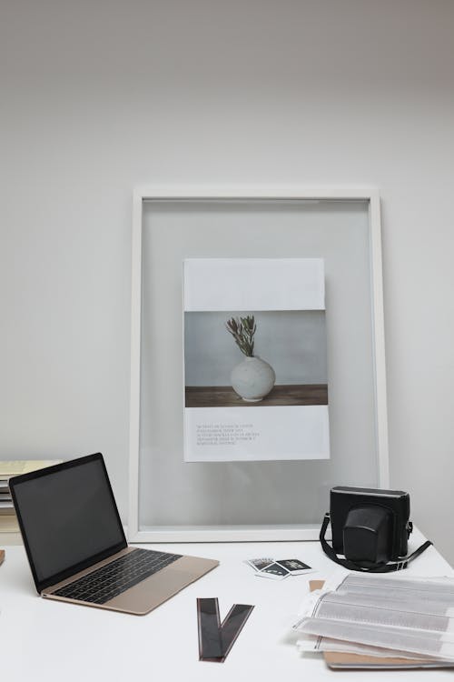 Ücretsiz Beyaz Masa üzerinde Beyaz çerçeveli Boyama Stok Fotoğraflar