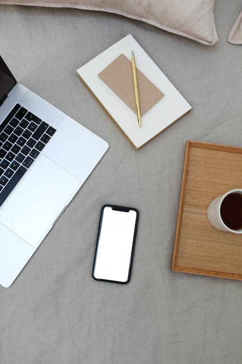 Macbook Pro Sul Tavolo Bianco