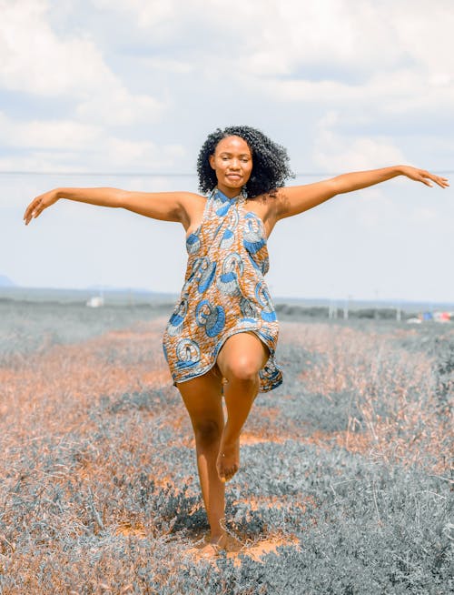 Immagine gratuita di a piedi nudi, afro, armonia