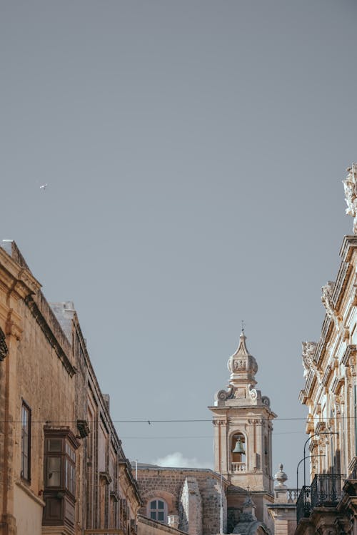 Základová fotografie zdarma na téma budovy, Malta, šedivá obloha