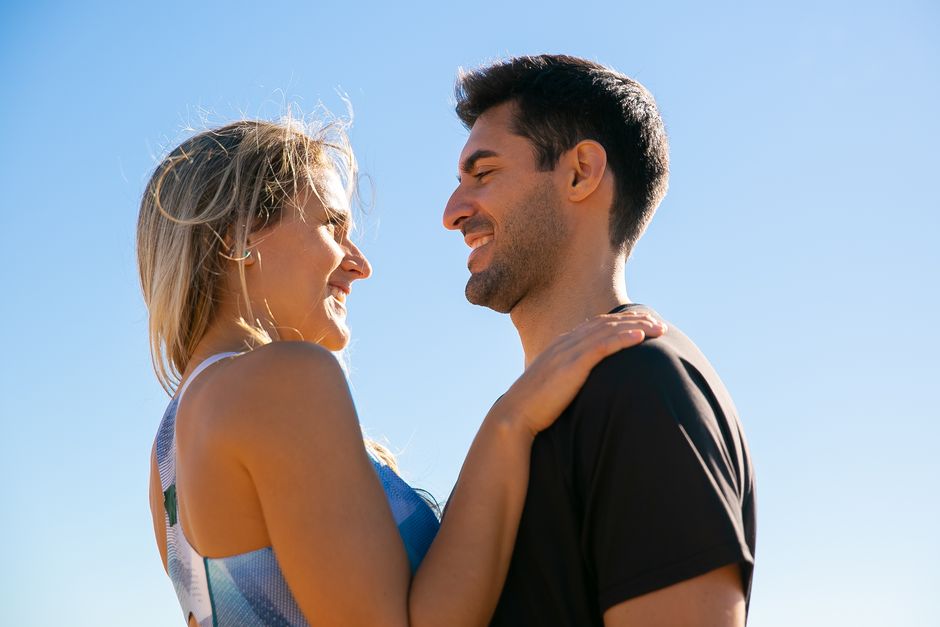再会して抱き合うカップル