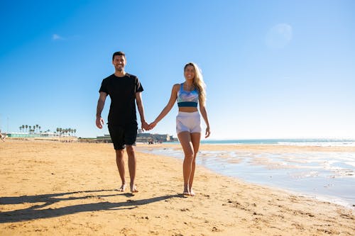 Mężczyzna I Kobieta Stojąc Na Plaży