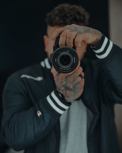 Základová fotografie zdarma na téma detail, držení, dslr fotoaparát