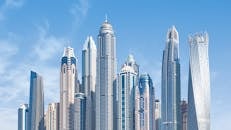 蔚蓝的天空下，迪拜的摩天大楼呈现出壮丽的景色
